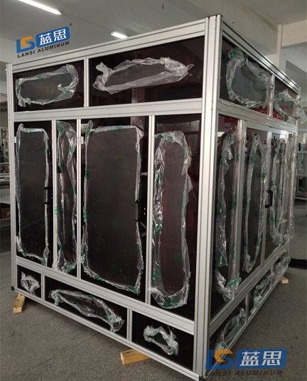 Cubierta protectora de perfil de aluminio.