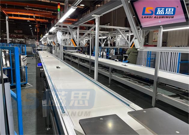 assembly line línea de ensamblaje
