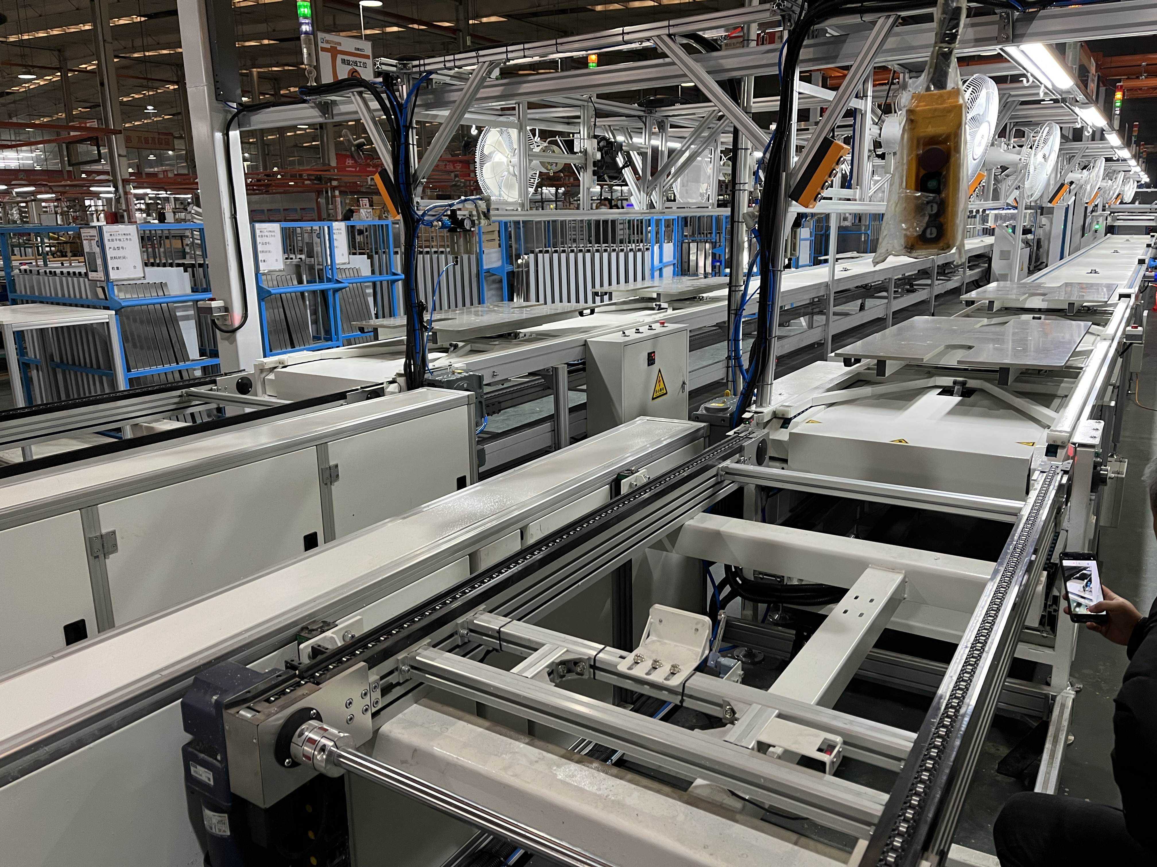 Líneas transportadoras de perfiles de aluminio en automatización industrial