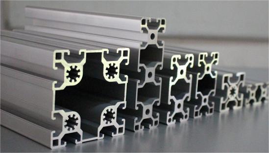 Aplicación de perfiles de aluminio con ranura en T en líneas de montaje automatizadas
