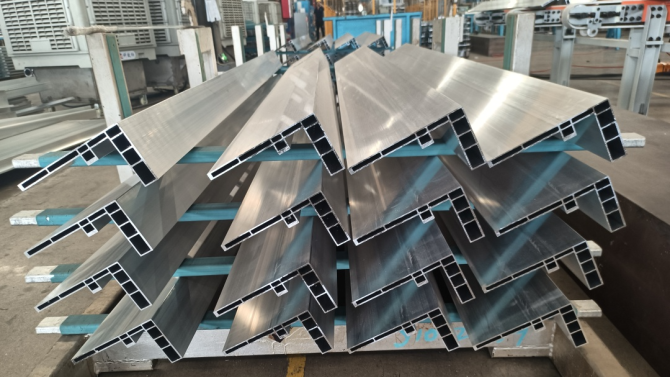 Perfiles de aluminio industrial en cajas de baterías y estructuras de carrocería de vehículos de nueva energía